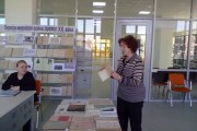 Ирина Леонова знакомит студентов с «изюминками» краеведческого депозитария