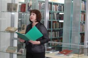 Главный библиотекарь Центра книги и чтения И.Л. Сорокина знакомит с выставкой
