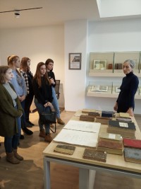 Первокурсники спешат в библиотеку